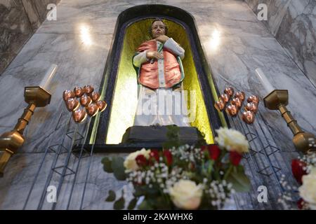 Una vista della statua del santo patrono dell'amore, San Valentino, all'interno della chiesa di Whitefriar a Dublino. San Valentino, patrono dell'amore, fu giustiziato e sepolto a Roma il 14 febbraio 269. Più tardi, nel 1835, un sacerdote carmelitano irlandese, P. John Spratt, ha usato il suo fascino irlandese per convincere Papa Gregorio XVI ad esumare i resti di San Valentino e a portarlo in Irlanda come dono ai suoi compagni Irishmen e alle sue donne. Da allora, lo scheletro di San Valentino si trova sotto la chiesa di Whitefriar a Dublino. Nel 1950, una statua e un santuario sono stati costruiti per onorare San Valentino e collocati nella chiesa. Girata di amore-ricerca in su al suo luogo il wh Foto Stock