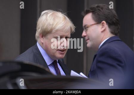 Il Ministro degli esteri britannico Boris Johnson lascia il Policy Exchange dopo aver tenuto un discorso a Londra il 14 febbraio 2018. Il sig. Johnson ha tenuto il primo discorso in una serie nei prossimi giorni dai ministri del governo sulla Brexit. Egli ha affermato che lasciare l'Unione europea non è un motivo di paura, ma di speranza. Il primo ministro terrà il suo prossimo discorso sulla Brexit in occasione di una conferenza in Germania. (Foto di Alberto Pezzali/NurPhoto) Foto Stock