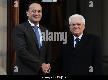 Taoiseach (primo ministro irlandese) Leo Varadkar accoglie il presidente italiano Sergio Mattarella (a destra) negli edifici governativi di Dublino durante la sua visita di Stato nella Repubblica d'Irlanda. Mercoledì 14 febbraio 2018, Dublino, Irlanda. (Foto di Artur Widak/NurPhoto) Foto Stock