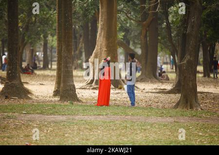 Coppia Bangladese in un parco per celebrare San Valentino a Dhaka il 14 febbraio 2018. San Valentino, detto anche San Valentino o Festa di San Valentino, si celebra ogni anno il 14 febbraio. Nato come una festa cristiana occidentale che celebra uno o due santi di nome San Valentino, San Valentino è riconosciuto come una significativa celebrazione culturale, religiosa e commerciale del romanticismo e dell'amore romantico in molte regioni del mondo, anche se non è una festa pubblica in nessun paese. (Foto di Mehedi Hasan/NurPhoto) Foto Stock