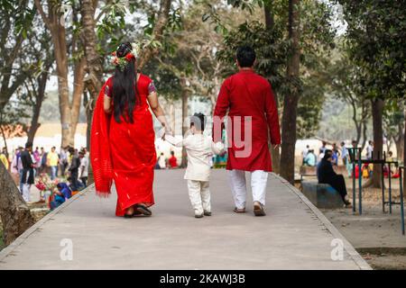 Coppia Bangladese in un parco per celebrare San Valentino a Dhaka il 14 febbraio 2018. San Valentino, detto anche San Valentino o Festa di San Valentino, si celebra ogni anno il 14 febbraio. Nato come una festa cristiana occidentale che celebra uno o due santi di nome San Valentino, San Valentino è riconosciuto come una significativa celebrazione culturale, religiosa e commerciale del romanticismo e dell'amore romantico in molte regioni del mondo, anche se non è una festa pubblica in nessun paese. (Foto di Mehedi Hasan/NurPhoto) Foto Stock