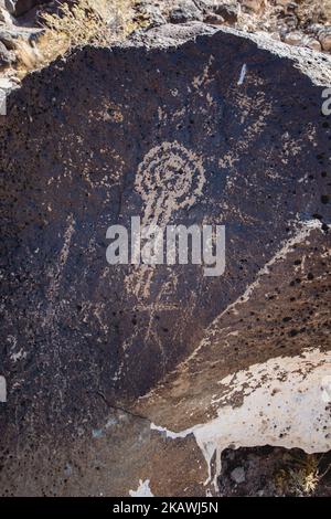 Una foto verticale di arte rock al Petroglyph National Monument a Boca Negra Canyon, Albuquerque, New Mexico, USA Foto Stock