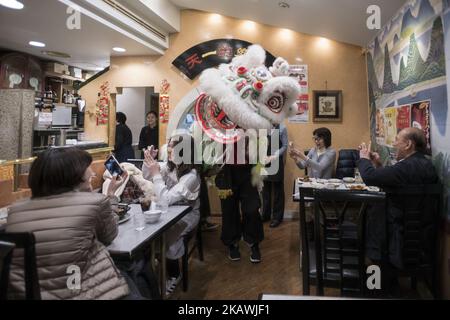 Una danza del leone viene eseguita all'interno di un ristorante come parte delle celebrazioni del Capodanno cinese a Chinatown, Yokohama, vicino a Tokyo, Giappone, il 16 febbraio. 2018. Il Capodanno lunare cinese, o Primavera Festival, cade il 16 febbraio di quest'anno che segna l'anno del cane. (Foto di Alessandro di Ciommo/NurPhoto) Foto Stock