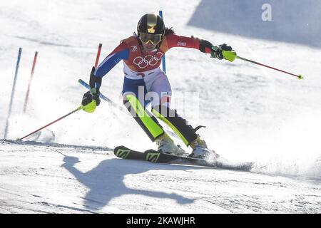 Nastasia Noens di Francia in gara nella finale femminile in slalom al Centro Alpino di Yongpyong, Pyeongchang, Corea del Sud il 16 febbraio 2018. (Foto di Ulrik Pedersen/NurPhoto) Foto Stock