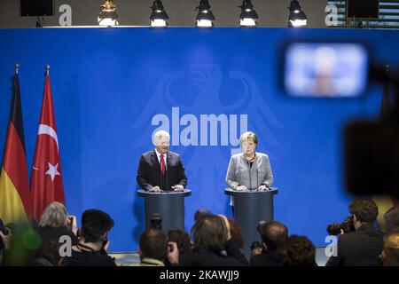 La cancelliera tedesca Angela Merkel e il primo ministro turco Binali Yildirim sono stati raffigurati durante una conferenza stampa alla Cancelleria di Berlino, in Germania, il 15 febbraio 2018. (Foto di Emmanuele Contini/NurPhoto) Foto Stock