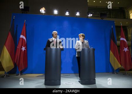 La cancelliera tedesca Angela Merkel e il primo ministro turco Binali Yildirim sono stati raffigurati durante una conferenza stampa alla Cancelleria di Berlino, in Germania, il 15 febbraio 2018. (Foto di Emmanuele Contini/NurPhoto) Foto Stock