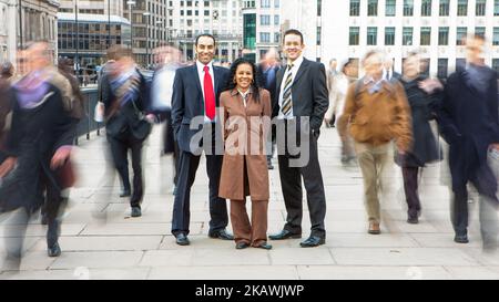 Professionisti di Londra, Team Aziende. Ritratto di un gruppo eterogeneo di uomini d'affari della città nel loro ambiente nativo. Da una serie di immagini correlate. Foto Stock