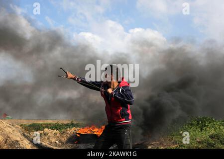 I manifestanti palestinesi si scontrano con le forze di sicurezza israeliane mentre continuano le dimostrazioni sulla dichiarazione del presidente americano Donald Trump di Gerusalemme come capitale d'Israele vicino al confine con Israele nella striscia di Gaza meridionale 16 febbraio 2018. (Foto di Majdi Fathi/NurPhoto) Foto Stock