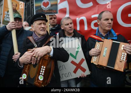 Persone provenienti principalmente da Tory Island di lingua irlandese, guidate dal re di Tory Patsy Dan Rodgers (sinistra), protestano fuori Leinster House a Dublino contro la decisione del governo di assegnare un contratto per un "nuovo traghetto" - la regina di Aran, Costruito nel 1976 e scelto per servire l'isola situata a nord della costa di Donegal. Mercoledì 14 febbraio 2018, Dublino, Irlanda. (Foto di Artur Widak/NurPhoto) Foto Stock