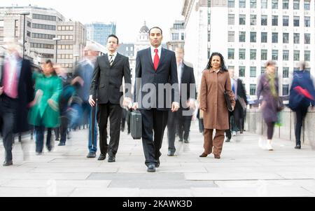 Professionisti di Londra, pendolari. Ritratto astratto dell'ora di punta di un gruppo diversificato di lavoratori della città finanziaria. Da una serie di immagini correlate. Foto Stock