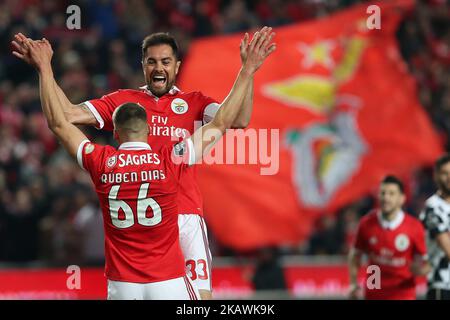 Il difensore portoghese di Benfica Ruben Dias (66) festeggia con il difensore brasiliano di Benfica Jardel dopo aver segnato durante la partita di calcio della Lega portoghese SL Benfica vs Boavista FC allo stadio Luz di Lisbona il 17 febbraio 2018. ( Foto di Pedro Fiúza/NurPhoto) Foto Stock