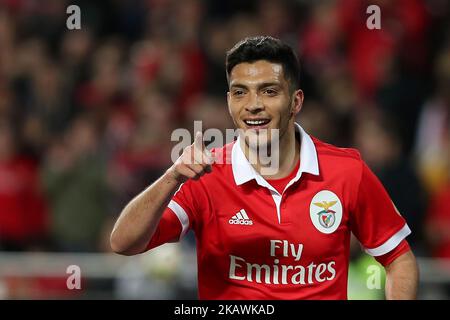 Il futuro messicano di BENfica Raul Jimenez festeggia dopo aver segnato un gol durante la partita di calcio della Lega Portoghese SL Benfica vs Boavista FC allo stadio Luz di Lisbona il 17 febbraio 2018. ( Foto di Pedro FiÃºza/NurPhoto) Foto Stock