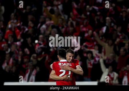 Il difensore di Benfica Ruben Dias (R) celebra il suo obiettivo con il forward Pizzi di Benfica durante la partita di calcio della Lega Portoghese tra SL Benfica e il Boavista FC al Luz Stadium di Lisbona il 17 febbraio 2018. (Foto di Carlos Costa/NurPhoto) Foto Stock