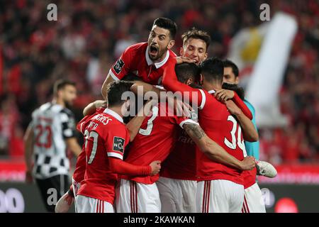 Il difensore portoghese di Benfica Ruben Dias (66) festeggia con i compagni di squadra dopo aver segnato la partita di calcio della Lega portoghese SL Benfica vs Boavista FC allo stadio Luz di Lisbona il 17 febbraio 2018. ( Foto di Pedro Fiúza/NurPhoto) Foto Stock