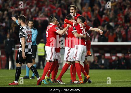 Il difensore di Benfica Ruben Dias celebra il suo obiettivo con i suoi compagni di squadra durante la partita Primeira Liga 2017/18 tra SL Benfica e Boavista FC, a Lisbona, il 17 febbraio 2018. (Foto di Carlos Palma/NurPhoto) Foto Stock