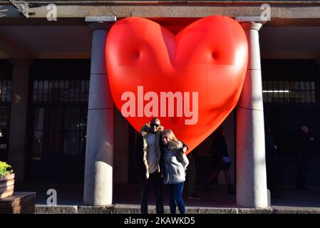 A Chubby Heart è raffigurato a Covent Caren, Londra, il 17 febbraio 2018. Chubbe Hearts è un progetto dell'artista Anya Hindmarch. (Foto di Alberto Pezzali/NurPhoto) Foto Stock