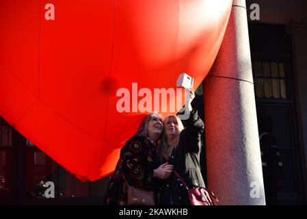 A Chubby Heart è raffigurato a Covent Caren, Londra, il 17 febbraio 2018. Chubbe Hearts è un progetto dell'artista Anya Hindmarch. (Foto di Alberto Pezzali/NurPhoto) Foto Stock