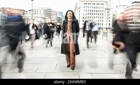 London Professionals, Independent Business. Ritratto astratto di una donna d'affari matura e nera vestita in modo intelligente, forte nel suo mondo urbano. Foto Stock