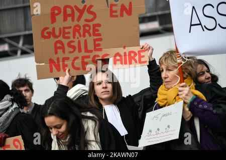 Sciopero a strati e protesta contro la legge sull'immigrazione in appello dell'OFPRA (Ufficio francese per i rifugiati e gli apolidi) a Parigi, in Francia, il 21 febbraio 2018. Gli avvocati protestano contro la legge sull'immigrazione proposta oggi al Consiglio dei ministri dal Ministro degli interni Gerard Collomb.(Foto di Julien Mattia/NurPhoto) Foto Stock