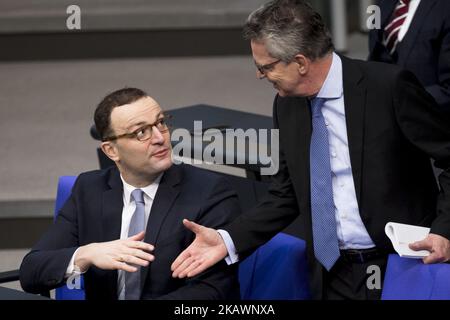 Il Ministro degli interni tedesco Thomas De Maiziere (R) parla con Jens Spahn (L) in occasione della 14 sessione plenaria del Bundestag (Camera bassa del parlamento) a Berlino, in Germania, il 22 febbraio 2018. (Foto di Emmanuele Contini/NurPhoto) Foto Stock