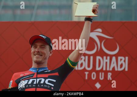 Il Rohan Dennis australiano del BMC Racing Team celebra durante la cerimonia di premiazione dopo aver vinto la quarta tappa, 12,6km° crono individuale al Maryah Island Stage dell'Abu Dhabi Tour 2018. Sabato 24 febbraio 2018, all'isola di al Maryah, Abu Dhabi, Emirati Arabi Uniti. (Foto di Artur Widak/NurPhoto) Foto Stock