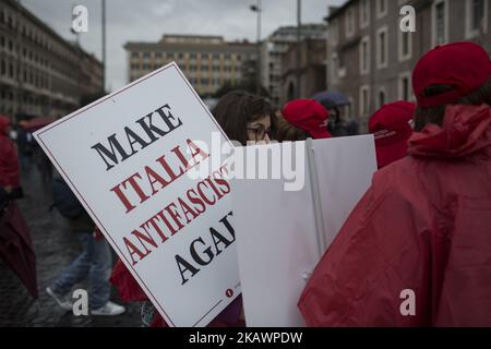 Una donna tiene un cartello con la scritta "Make Itay antifascist again" durante un raduno contro il razzismo e il fascismo organizzato dall'Associazione Italiana Partigiani (ANPI) a Roma, il 24 febbraio 2018, quasi un mese dopo un attacco a Macerata che ha ferito sei migranti dal nazionalista italiano Luca Traini. Il 4,2018 marzo in Italia si terranno le elezioni generali. (Foto di Christian Minelli/NurPhoto) Foto Stock