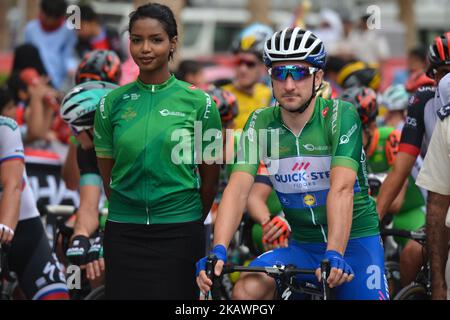 Elia Viviani in Italia dai piani Quick Step alla linea di partenza, davanti alla quinta e ultima tappa del Tour Abu Dhabi 2018, i 199km aeroporti di Abu Dhabi palcoscenico da Qasr al Muwaiji a Jebel Hafeet. Domenica 25 febbraio 2018 a Qasr al Muwaiji, Abu Dhabi, Emirati Arabi Uniti. (Foto di Artur Widak/NurPhoto) Foto Stock