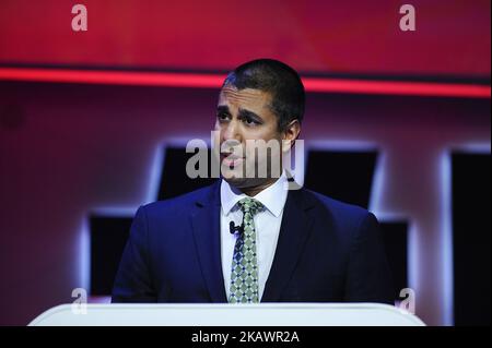 Ajit Pai, Presidente della Commissione federale delle comunicazioni degli Stati Uniti d'America, intervenendo durante la conferenza sul futuro dell'industria, al Mobile World Congress del 26 febbraio 2018 a Barcellona, Spagna. (Foto di Joan Cros/NurPhoto) Foto Stock
