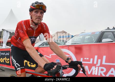 Il Rohan Dennis australiano del BMC Racing Team perde la maglia Red leader durante la quinta e ultima fase dell'Abu Dhabi Tour 2018, la tappa dei 199km aeroporti di Abu Dhabi da Qasr al Muwaiji a Jebel Hafeet. Domenica 25 febbraio 2018 a Qasr al Muwaiji, Abu Dhabi, Emirati Arabi Uniti. (Foto di Artur Widak/NurPhoto) Foto Stock