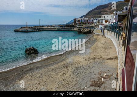 Il piccolo villaggio tradizionale di Chora Sfakion, Sfakia, Chania, parte meridionale dell'isola di Creta, Grecia. Il piccolo villaggio tradizionale di Chora Sfakion, regione di Sfakia, la Canea, parte meridionale dell'isola di Creta, Grecia. Sfakia è una zona montagnosa nella parte sudoccidentale dell'isola di Creta, appartenente all'unità regionale di Chania. I villaggi sono noti per la loro resistenza contro l'occupazione straniera specialmente nella seconda guerra mondiale Oggi è un grande villaggio turistico, con spiagge di acqua cristallina e paesaggi montagnosi. (Foto di Nicolas Economou/NurPhoto) Foto Stock