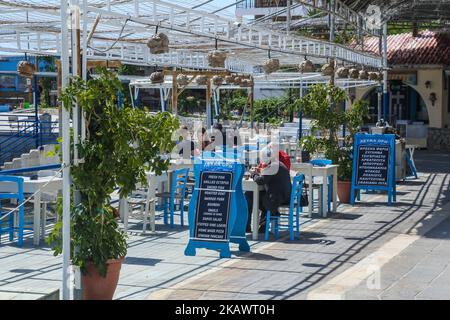 Il piccolo villaggio tradizionale di Chora Sfakion, Sfakia, Chania, parte meridionale dell'isola di Creta, Grecia. Il piccolo villaggio tradizionale di Chora Sfakion, regione di Sfakia, la Canea, parte meridionale dell'isola di Creta, Grecia. Sfakia è una zona montagnosa nella parte sudoccidentale dell'isola di Creta, appartenente all'unità regionale di Chania. I villaggi sono noti per la loro resistenza contro l'occupazione straniera specialmente nella seconda guerra mondiale Oggi è un grande villaggio turistico, con spiagge di acqua cristallina e paesaggi montagnosi. (Foto di Nicolas Economou/NurPhoto) Foto Stock