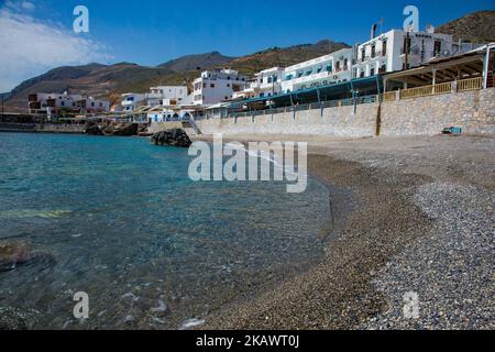 Il piccolo villaggio tradizionale di Chora Sfakion, Sfakia, Chania, parte meridionale dell'isola di Creta, Grecia. Il piccolo villaggio tradizionale di Chora Sfakion, regione di Sfakia, la Canea, parte meridionale dell'isola di Creta, Grecia. Sfakia è una zona montagnosa nella parte sudoccidentale dell'isola di Creta, appartenente all'unità regionale di Chania. I villaggi sono noti per la loro resistenza contro l'occupazione straniera specialmente nella seconda guerra mondiale Oggi è un grande villaggio turistico, con spiagge di acqua cristallina e paesaggi montagnosi. (Foto di Nicolas Economou/NurPhoto) Foto Stock