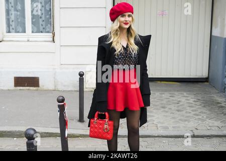 Valentina Ferragni indossa un cappello francese rosso e una borsa Dior rosso è visto nelle strade di Parigi dopo lo spettacolo Dior durante la settimana della moda di Parigi Womenswear Autunno/Inverno 2018/2019 il 27 febbraio 2018 a Parigi, Francia. (Foto di Nataliya Petrova/NurPhoto) Foto Stock