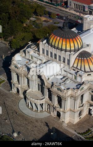 Bellissima vista da Torre Latinoamericana a Ciudad de Mexico. Paesaggio urbano con bel cielo blu. Foto Stock