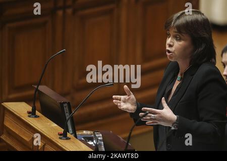 Leader del partito del vento di destra Bloco de Esquerda (BE) Catarina Martins interviene nel corso di un dibattito bimestrale al parlamento portoghese a Lisbona il 28 febbraio 2018. (Foto di Carlos Costa/NurPhoto) Foto Stock