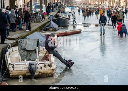 Marzo 2nd, Amsterdam. Numerosi appassionati di pattinaggio hanno sfidato il freddo, e forse il ghiaccio sottile, per andare a pattinare sui canali di Amsterdam il venerdì. Il Prinsengracht era particolarmente popolare, con decine di pattinatori avvistati sul canale. L'ultima volta che la gente poteva pattinare sui canali di Amsterdam era 12 anni fa. (Foto di Romy Arroyo Fernandez/NurPhoto) Foto Stock