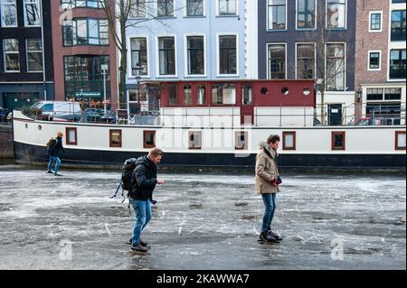 Marzo 2nd, Amsterdam. Numerosi appassionati di pattinaggio hanno sfidato il freddo, e forse il ghiaccio sottile, per andare a pattinare sui canali di Amsterdam il venerdì. Il Prinsengracht era particolarmente popolare, con decine di pattinatori avvistati sul canale. L'ultima volta che la gente poteva pattinare sui canali di Amsterdam era 12 anni fa. (Foto di Romy Arroyo Fernandez/NurPhoto) Foto Stock