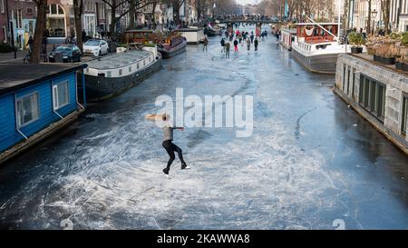 Marzo 2nd, Amsterdam. Numerosi appassionati di pattinaggio hanno sfidato il freddo, e forse il ghiaccio sottile, per andare a pattinare sui canali di Amsterdam il venerdì. Il Prinsengracht era particolarmente popolare, con decine di pattinatori avvistati sul canale. L'ultima volta che la gente poteva pattinare sui canali di Amsterdam era 12 anni fa. (Foto di Romy Arroyo Fernandez/NurPhoto) Foto Stock