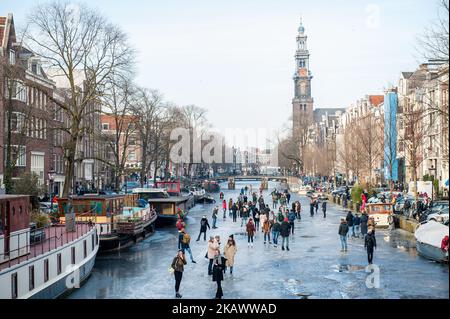 Marzo 2nd, Amsterdam. Numerosi appassionati di pattinaggio hanno sfidato il freddo, e forse il ghiaccio sottile, per andare a pattinare sui canali di Amsterdam il venerdì. Il Prinsengracht era particolarmente popolare, con decine di pattinatori avvistati sul canale. L'ultima volta che la gente poteva pattinare sui canali di Amsterdam era 12 anni fa. (Foto di Romy Arroyo Fernandez/NurPhoto) Foto Stock