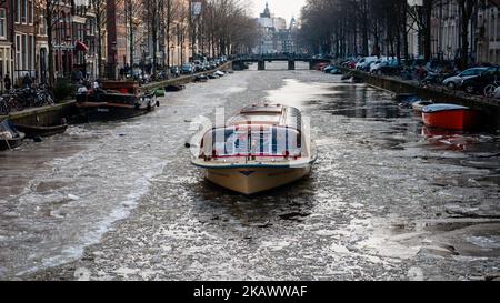 Marzo 2nd, Amsterdam. Numerosi appassionati di pattinaggio hanno sfidato il freddo, e forse il ghiaccio sottile, per andare a pattinare sui canali di Amsterdam il venerdì. Il Prinsengracht era particolarmente popolare, con decine di pattinatori avvistati sul canale. L'ultima volta che la gente poteva pattinare sui canali di Amsterdam era 12 anni fa. (Foto di Romy Arroyo Fernandez/NurPhoto) Foto Stock