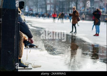 Marzo 2nd, Amsterdam. Numerosi appassionati di pattinaggio hanno sfidato il freddo, e forse il ghiaccio sottile, per andare a pattinare sui canali di Amsterdam il venerdì. Il Prinsengracht era particolarmente popolare, con decine di pattinatori avvistati sul canale. L'ultima volta che la gente poteva pattinare sui canali di Amsterdam era 12 anni fa. (Foto di Romy Arroyo Fernandez/NurPhoto) Foto Stock