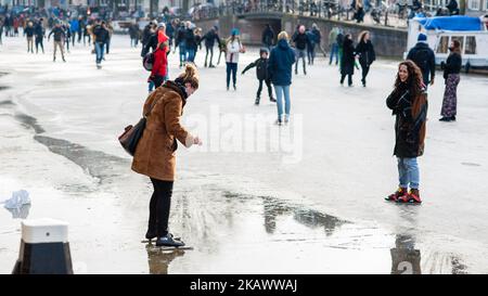 Marzo 2nd, Amsterdam. Numerosi appassionati di pattinaggio hanno sfidato il freddo, e forse il ghiaccio sottile, per andare a pattinare sui canali di Amsterdam il venerdì. Il Prinsengracht era particolarmente popolare, con decine di pattinatori avvistati sul canale. L'ultima volta che la gente poteva pattinare sui canali di Amsterdam era 12 anni fa. (Foto di Romy Arroyo Fernandez/NurPhoto) Foto Stock