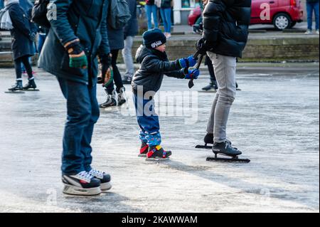 Marzo 2nd, Amsterdam. Numerosi appassionati di pattinaggio hanno sfidato il freddo, e forse il ghiaccio sottile, per andare a pattinare sui canali di Amsterdam il venerdì. Il Prinsengracht era particolarmente popolare, con decine di pattinatori avvistati sul canale. L'ultima volta che la gente poteva pattinare sui canali di Amsterdam era 12 anni fa. (Foto di Romy Arroyo Fernandez/NurPhoto) Foto Stock