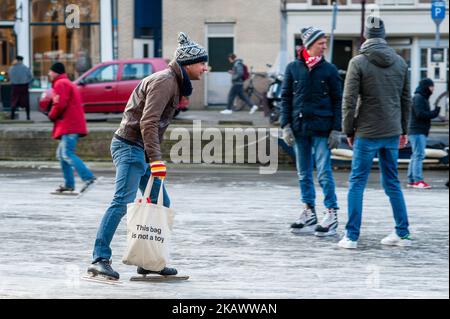 Marzo 2nd, Amsterdam. Numerosi appassionati di pattinaggio hanno sfidato il freddo, e forse il ghiaccio sottile, per andare a pattinare sui canali di Amsterdam il venerdì. Il Prinsengracht era particolarmente popolare, con decine di pattinatori avvistati sul canale. L'ultima volta che la gente poteva pattinare sui canali di Amsterdam era 12 anni fa. (Foto di Romy Arroyo Fernandez/NurPhoto) Foto Stock