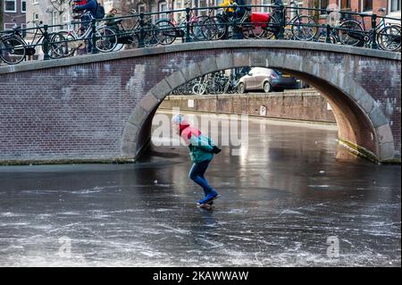 Marzo 2nd, Amsterdam. Numerosi appassionati di pattinaggio hanno sfidato il freddo, e forse il ghiaccio sottile, per andare a pattinare sui canali di Amsterdam il venerdì. Il Prinsengracht era particolarmente popolare, con decine di pattinatori avvistati sul canale. L'ultima volta che la gente poteva pattinare sui canali di Amsterdam era 12 anni fa. (Foto di Romy Arroyo Fernandez/NurPhoto) Foto Stock