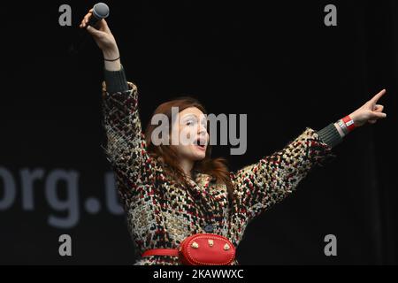 La cantante inglese Sophie Ellis-Bextor suona sul palco durante l'evento del March4Women, a Londra, il 4 marzo 2018. I dimostranti si presentano oggi nel centro di Londra con richieste per porre fine alla discriminazione di genere sul posto di lavoro. L'evento celebra la prossima Giornata internazionale della donna, il 8th marzo, e segna 100 anni da quando le prime donne nel Regno Unito hanno ottenuto il diritto di voto. (Foto di Alberto Pezzali/NurPhoto) Foto Stock