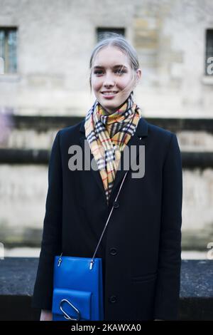 Un modello, che indossa il cappotto blu e la sciarpa Burberry, è visto nelle strade di Parigi dopo lo spettacolo Valentino durante la settimana della moda di Parigi Womenswear Autunno/Inverno 2018/2019 il 4 marzo 2018 a Parigi, Francia. (Foto di Nataliya Petrova/NurPhoto) Foto Stock