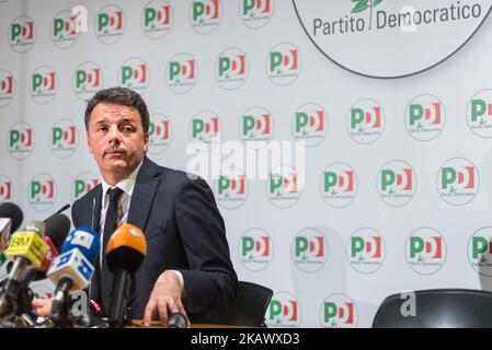 L'ex primo Ministro e leader del Partito democratico (Partito democratico) Matteo Renzi entra in conferenza stampa il 5 marzo 2018 presso la sede del partito a Roma. Renzi si dimise come leader del partito dopo una sconfitta importante nelle elezioni di domenica, quando la coalizione di centro-sinistra raccolse appena il 22,85 per cento dei voti. ©MicheleSpatari (Foto di Michele Spatari/NurPhoto) Foto Stock