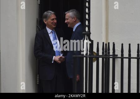 Il Cancelliere dello scacchiere britannico Philip Hammond (L) saluta il Ministro delle Finanze francese Bruno le Maire, dopo il loro incontro al 11 di Downing Street, Londra, il 6 marzo 2018. Qualsiasi accordo di libero scambio post-Brexit concluso tra la Gran Bretagna e l’Unione europea non deve includere i servizi finanziari, il ministro francese dell’Economia Bruno le Maire ha dichiarato martedì prima di incontrare il suo omologo britannico. (Foto di Alberto Pezzali/NurPhoto) Foto Stock