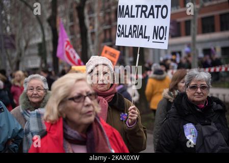 Le donne urlano slogan arrabbiati durante la Giornata internazionale della donna a Madrid il 8th marzo 2018. Le donne chiedono pari diritti di lavoro e la fine della violenza contro le donne nella società spagnola. La Spagna celebra oggi la Giornata internazionale della donna con uno sciopero generale senza precedenti in difesa dei loro diritti che vedrà centinaia di treni cancellati e innumerevoli proteste programmate per tutto il giorno. (Foto di Isa Saiz/NurPhoto) Foto Stock